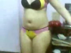 Curves on this sexy dancing Arab chick